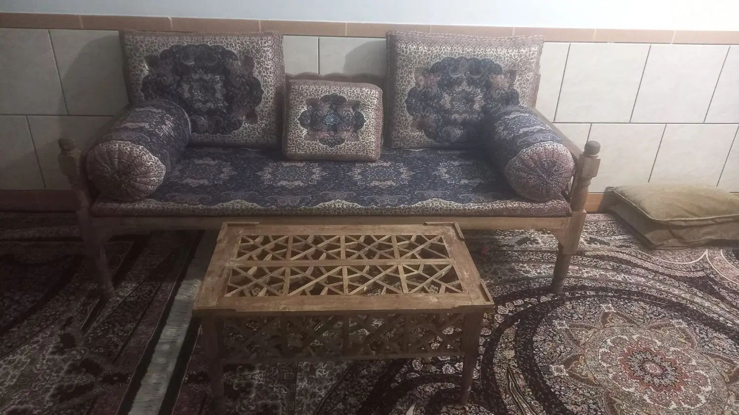 تخت سنتی با شاه نشین|مبلمان خانگی و میز عسلی|کرج, کیانمهر|دیوار