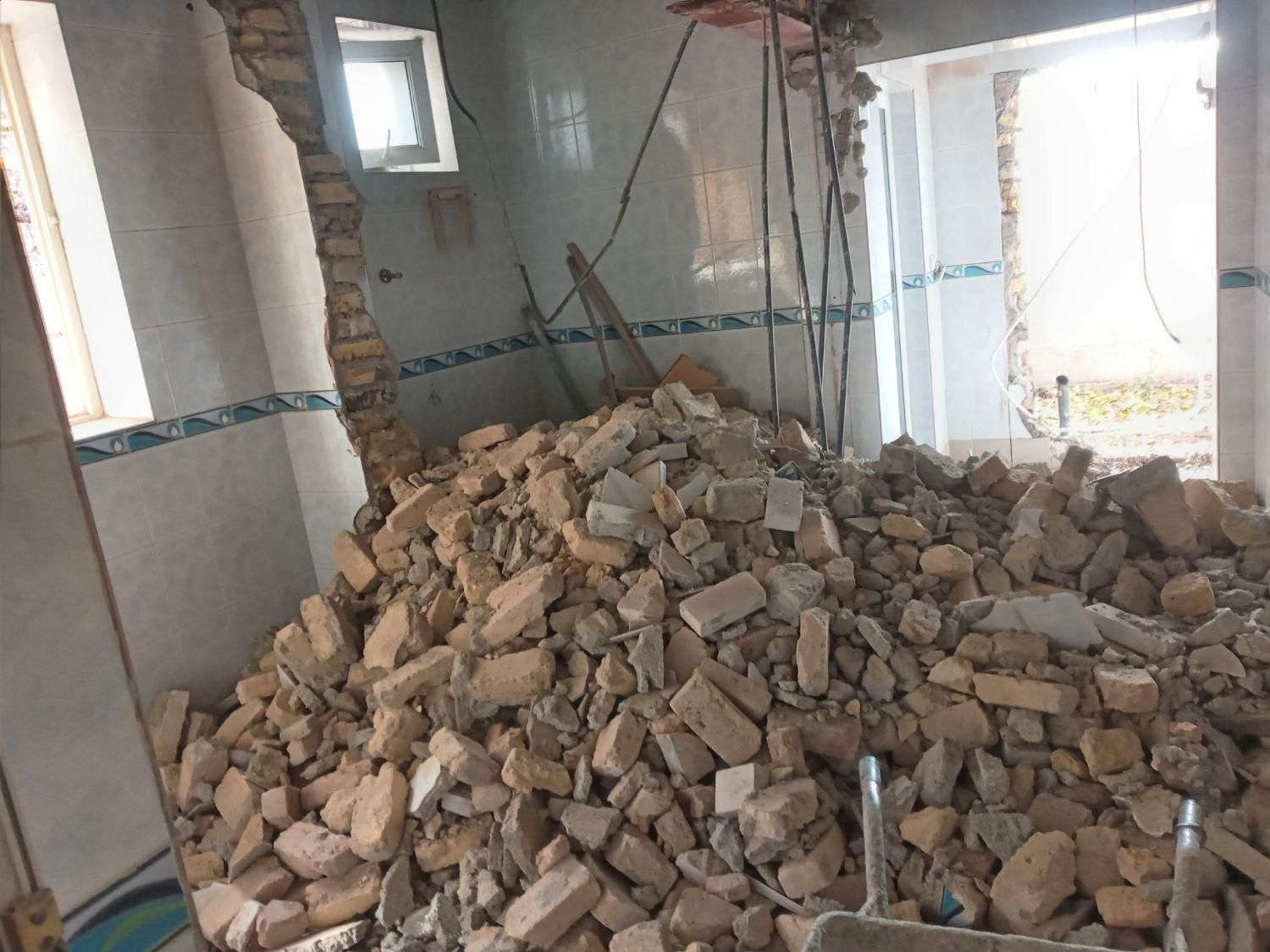 تخریب ساختمان داخلی با هیلتی وبنای کاشیکاری|خدمات پیشه و مهارت|محمدیه-قزوین, |دیوار