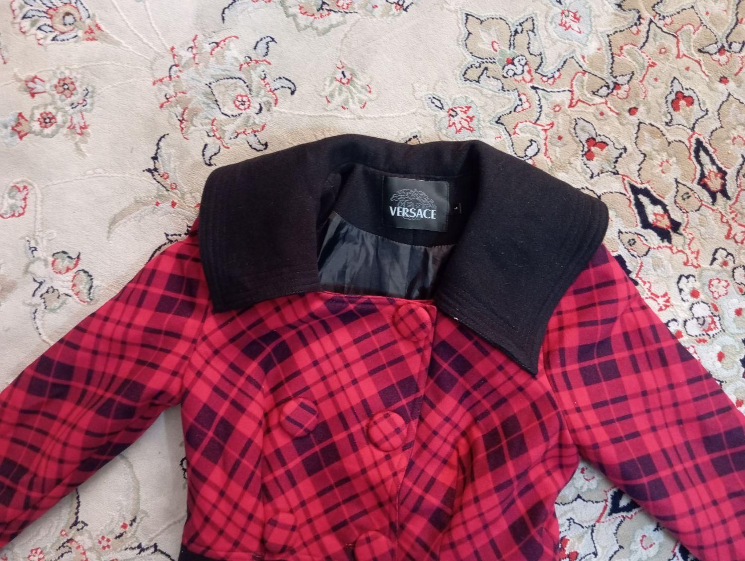 مانتو و  کاپشن|لباس|پیشوا, |دیوار