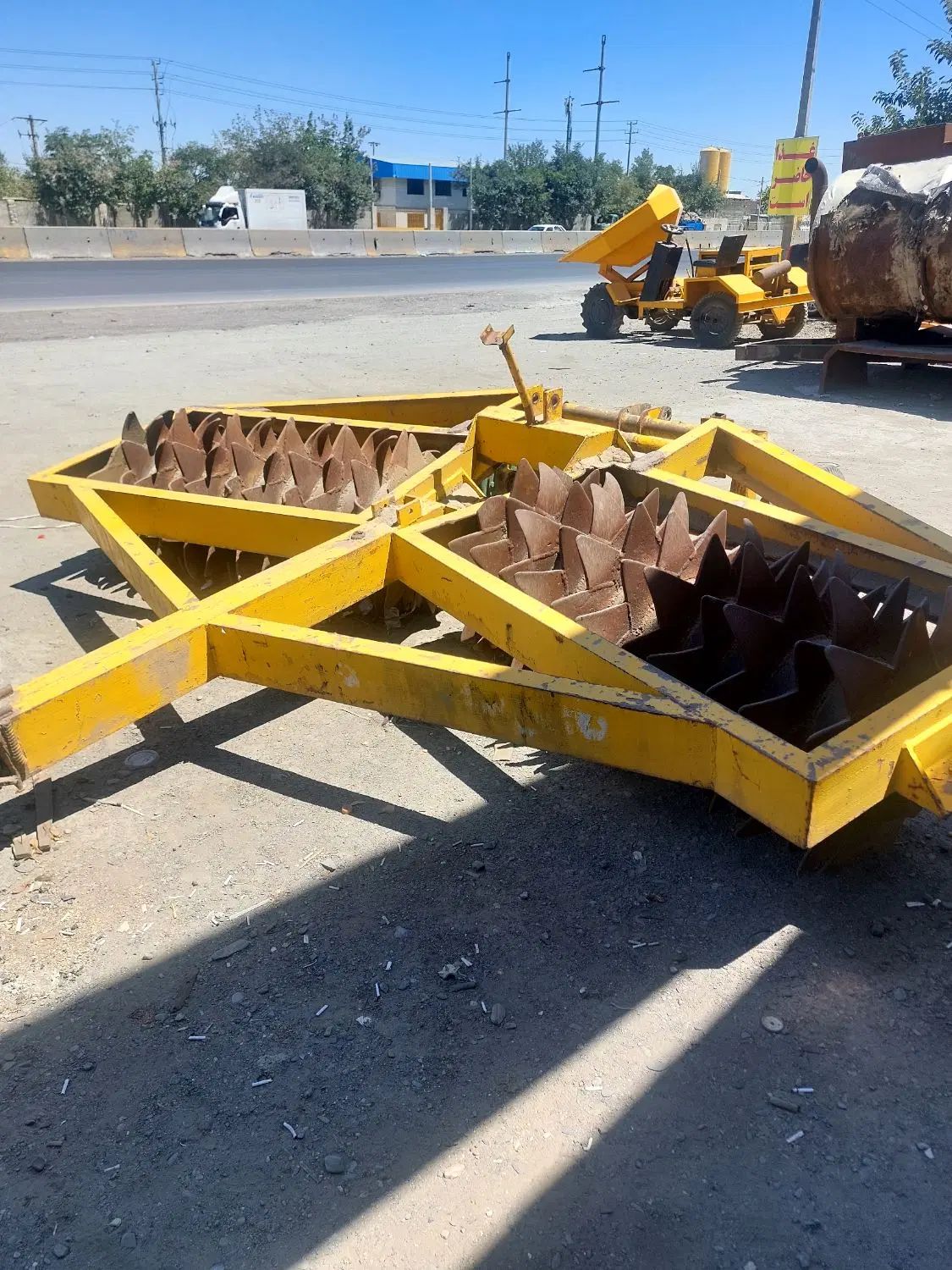 دو دستگاه تراکتور فرگوسن و تریلی  کلوخ کوب پرکینز|ماشین‌آلات صنعتی|مشهد, میان ولایت|دیوار