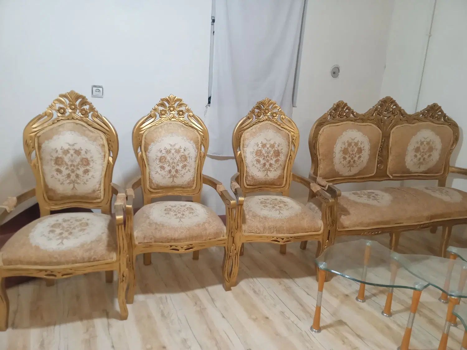 یک دست مبل سلطنتی کاملا سالم ۹نفره همراه با۴ میزا|مبلمان خانگی و میز عسلی|کرمانشاه, |دیوار