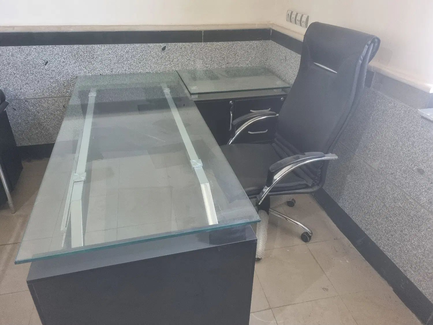 فروش میز مدیریتی همراه با صندلی برند نیلپر|مبلمان اداری|کرمانشاه, |دیوار