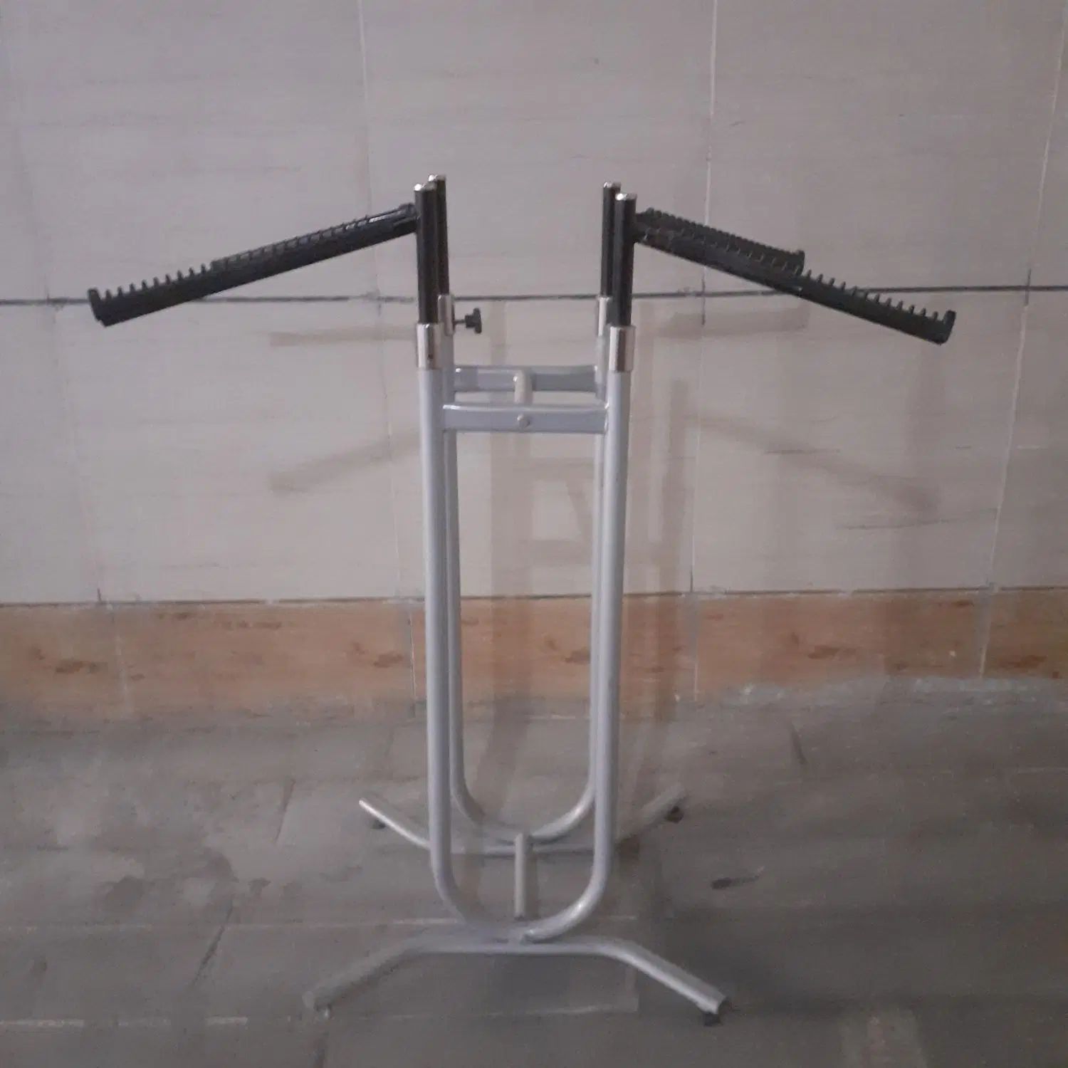 رگال لباس|بندرخت و رخت‌آویز|مشهد, هفت تیر (حافظ)|دیوار