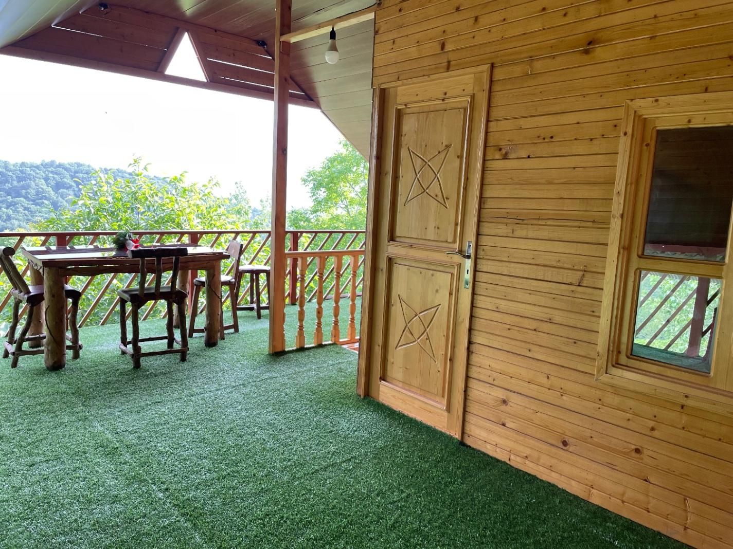 کلبه سوئدی جنگلی راشا|اجارهٔ کوتاه‌مدت ویلا و باغ|زیرآب, |دیوار