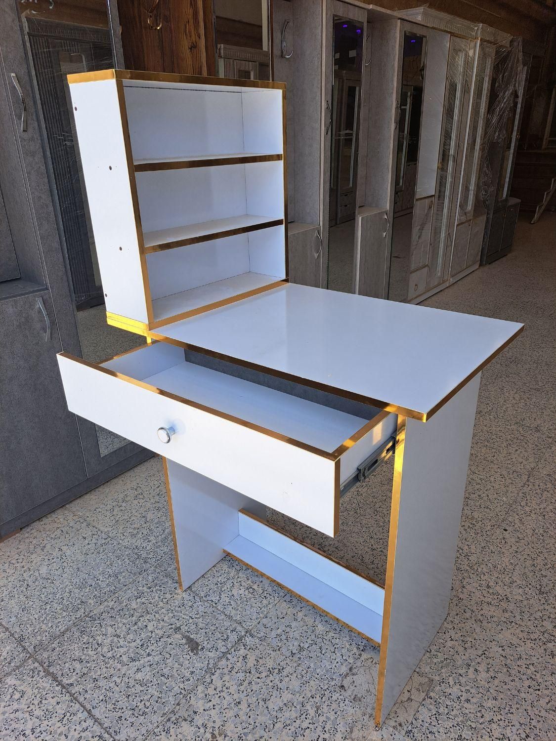 میز کاشت ناخن|آرایشگاه و سالن‌های زیبایی|شیراز, شهرک گلها|دیوار