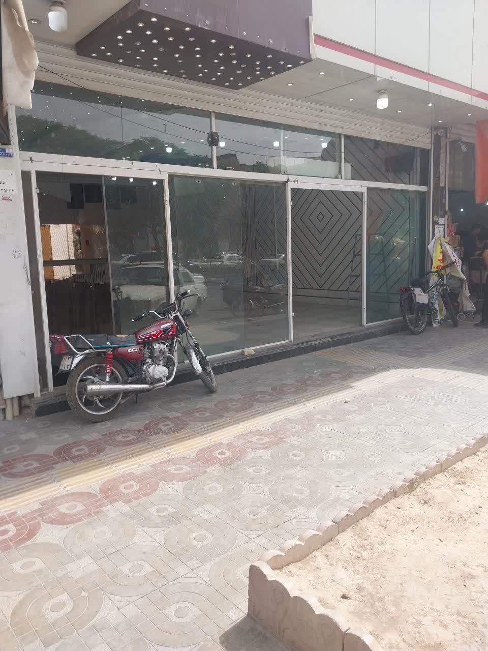 فروش مغازه ۴۰۰متری در خ شریعتی چهار راه الله اکبر|فروش مغازه و غرفه|نجف‌آباد, شریعتی غربی|دیوار