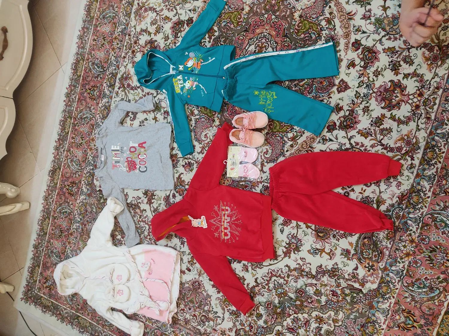 چند دست لباس و حوله و کتانی نو دخترانه زیر دو سال|کفش و لباس بچه|کرج, جهان‌شهر|دیوار