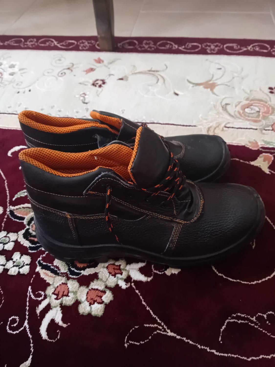 کفش ایمنی ملت و نگهبان وتابا وساتر واقانژادوwork|کیف، کفش، کمربند|اراک, |دیوار