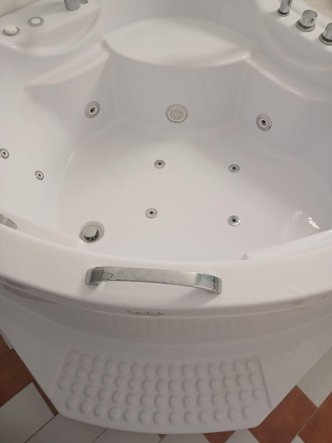 جکوزی برند باداب مثلثی|لوازم حمام|یزد, |دیوار