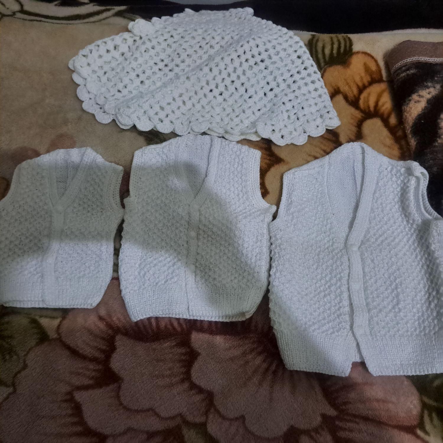 جلیقه نوزاد وشنل کار دست هر کدام ۱۰۰۰۰۰تومان|کفش و لباس بچه|اصفهان, شاهزاده ابراهیم|دیوار