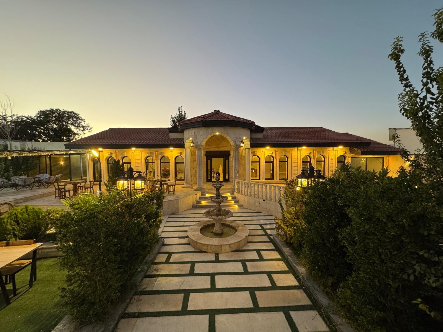 عمارت لوکس مرمر میزبان شما|اجارهٔ کوتاه‌مدت ویلا و باغ|تهران, دریاچه شهدای خلیج فارس|دیوار