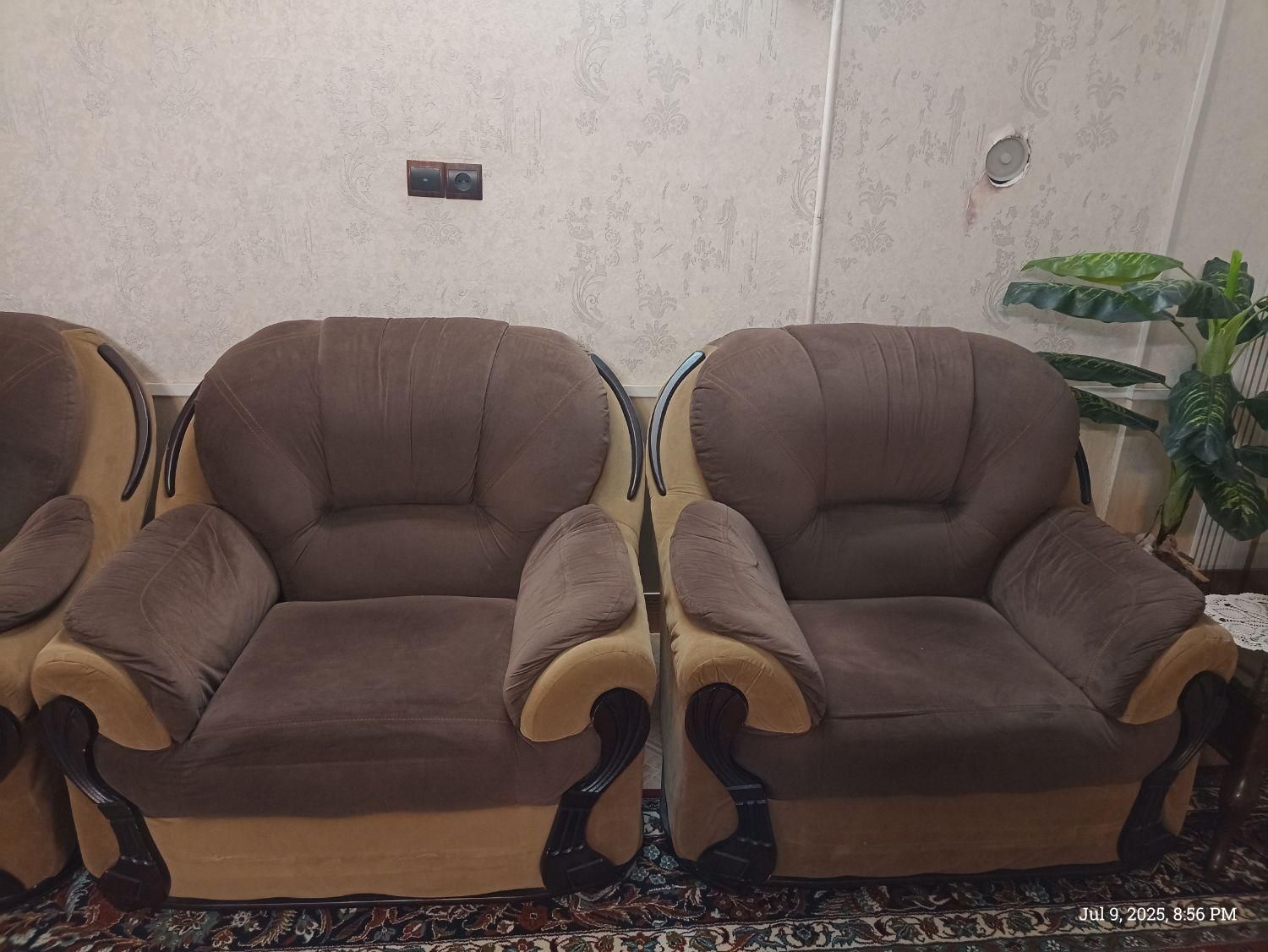 مبلمان راحتی ۶ نفر سالم و تمیز همراه با ۴میزعسلی|مبلمان خانگی و میز عسلی|مشهد, شهرک امام هادی (شهرک غرب)|دیوار