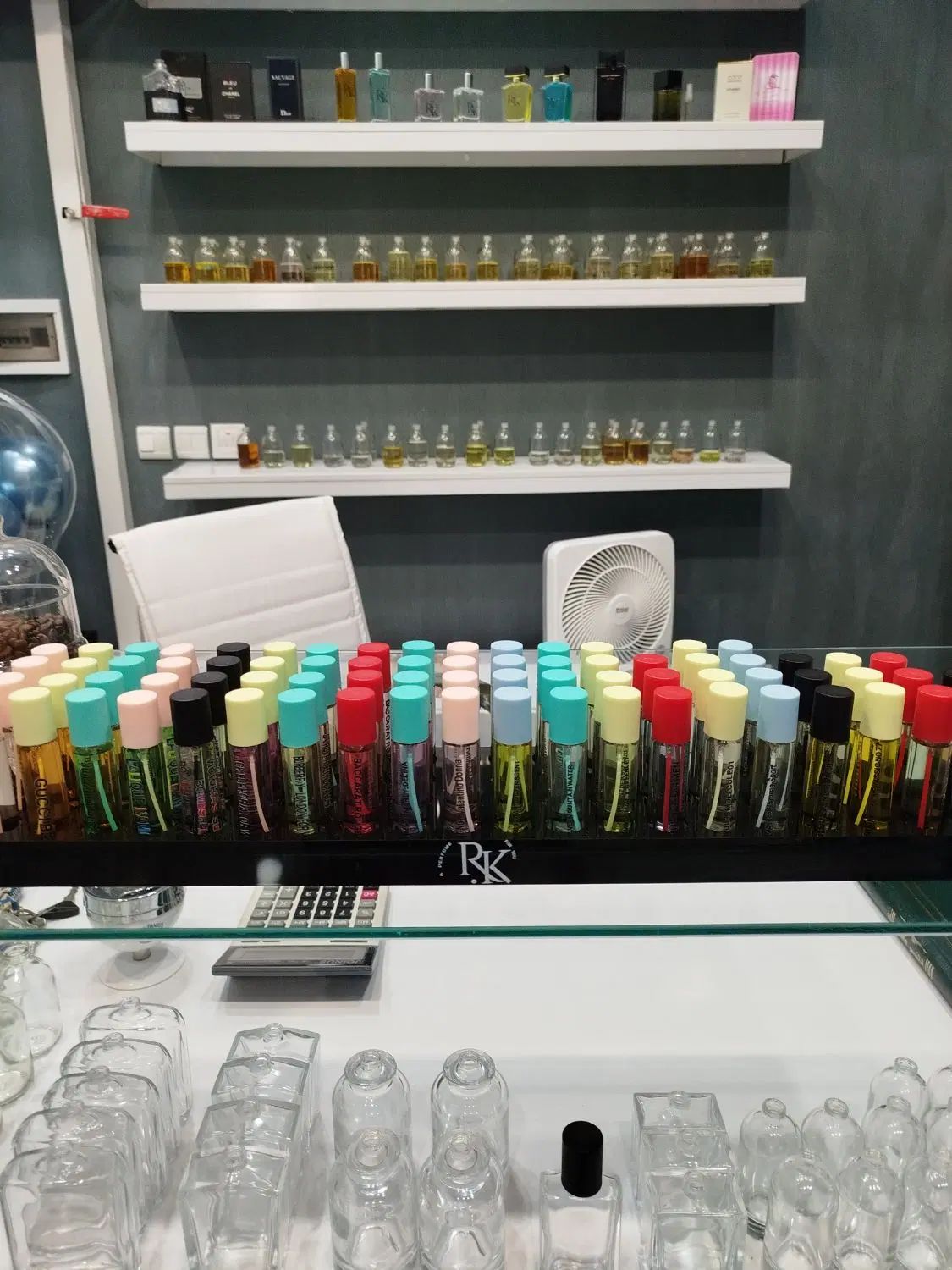 فروش انواع عطر و ادکلن و شیشه آرایشی و بهداشتی|آرایشی، بهداشتی، درمانی|اندیشه, اندیشه فاز ۳|دیوار