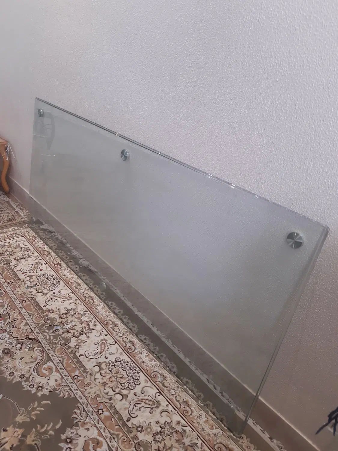 شیشه روی میز یا روی اپن اطراف آن ابزار خورده|مبلمان خانگی و میز عسلی|شاهینشهر, اقبال لاهوری|دیوار