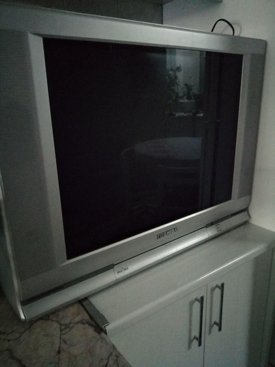 تلویزیون بهمراه میز|تلویزیون و پروژکتور|نیشابور, هفده شهریور|دیوار