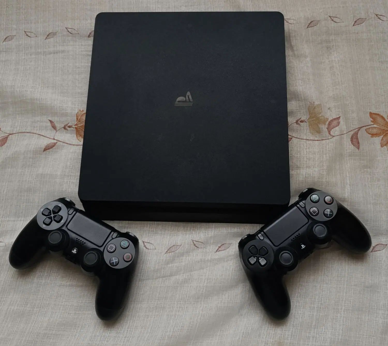 PS4 (1 TERABYTE)پی اس فور یک ترابایت دو دسته|کنسول، بازی ویدئویی و آنلاین|رشت, رودباری|دیوار