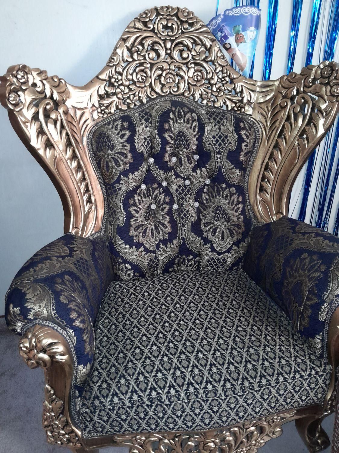 مبل کاملا سالم چوب گردو|مبلمان خانگی و میز عسلی|شاهین‌شهر, خانه کارگر|دیوار