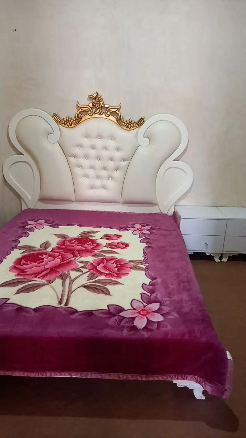 تخت خواب ۲ نفره همراه با تشک و ۲ عدد پاتختی|تشک تختخواب|سلماس, |دیوار