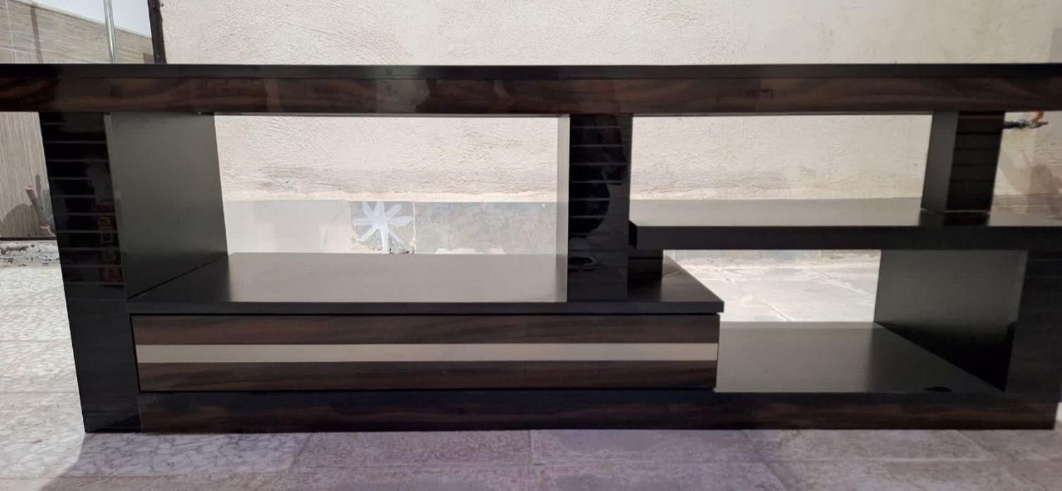 میز تلویزیون شرکتی شیک و در حد نو بدون خط،و خش|میز تلویزیون|قم, دروازه چوبی|دیوار