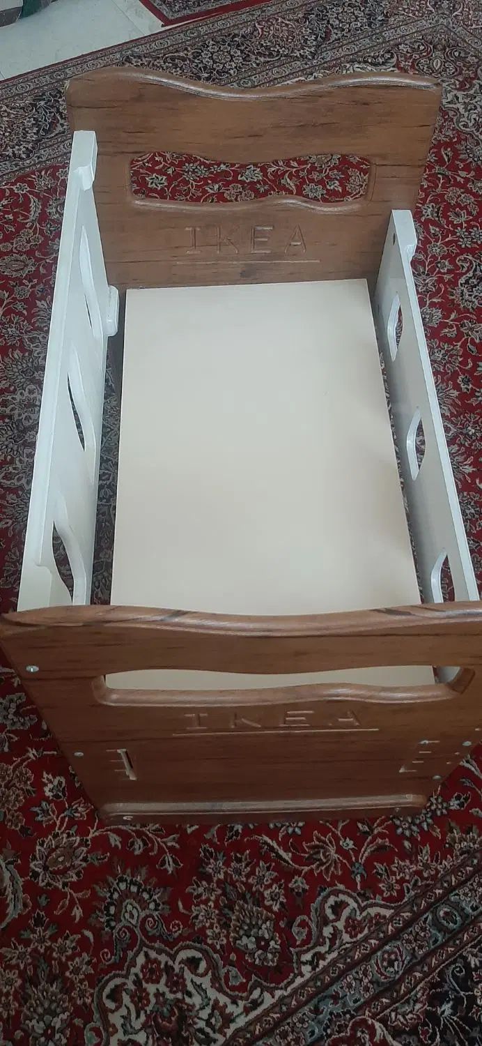 گهواره چوبی و تخت کنار مادر آکیا|تخت و صندلی بچه|اصفهان, اطشاران|دیوار