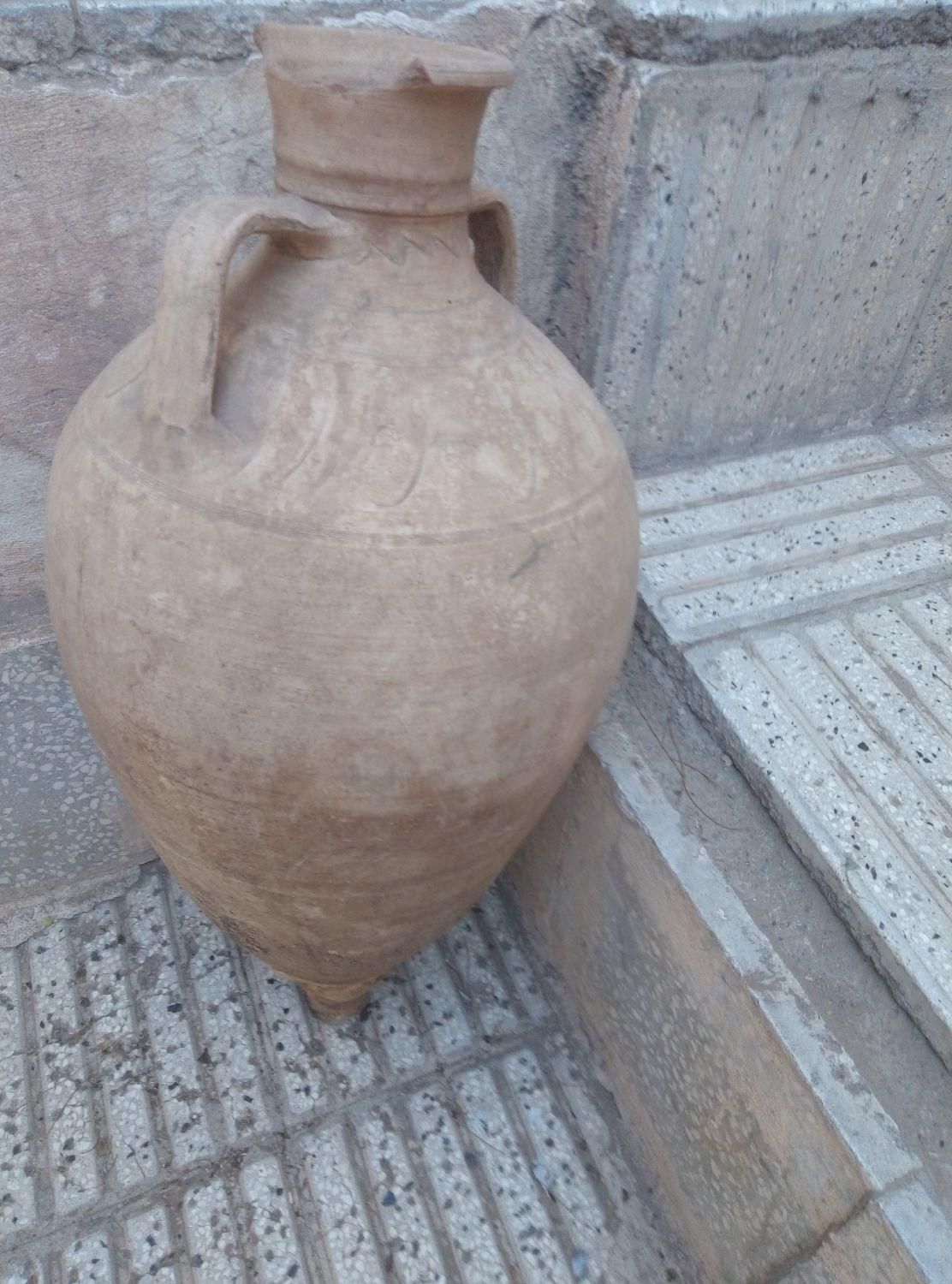 کوزه قدیمی بزرگ|کلکسیون اشیاء عتیقه|سبزوار, شهدا|دیوار