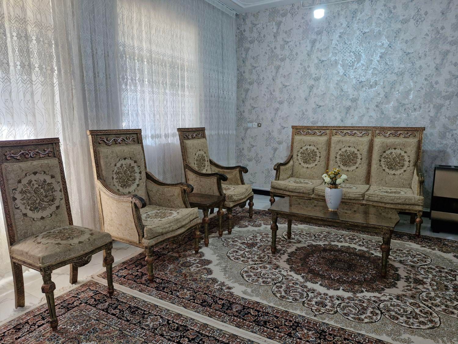 مبلمان کلاسیک ۹نفره بدون هیچ مشکلی|مبلمان خانگی و میز عسلی|تاکستان, |دیوار