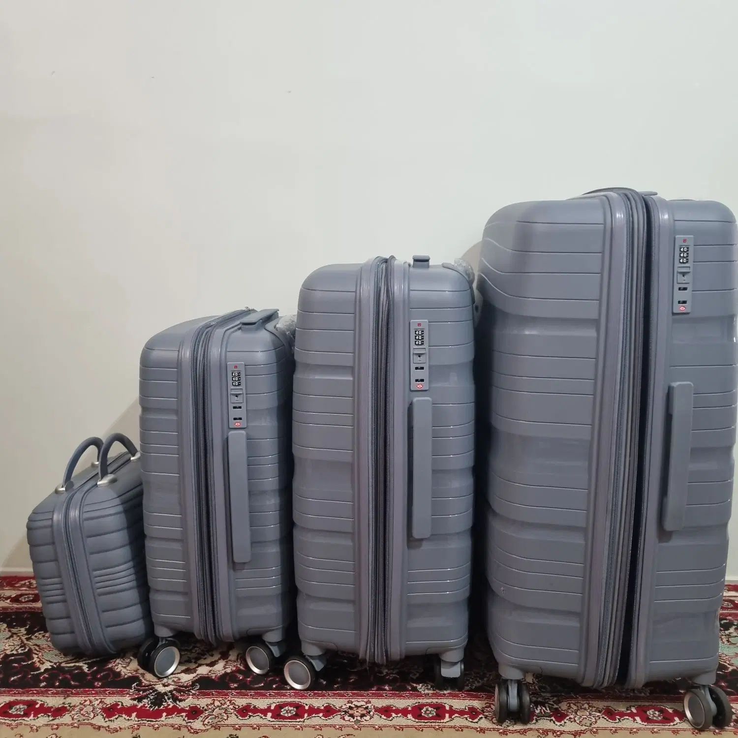 چمدان مسافرتی ۴تکه|کیف، کفش، کمربند|اصفهان, رزمندگان|دیوار