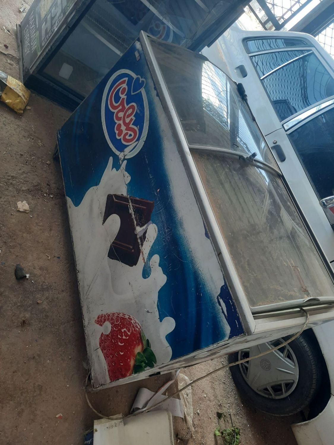 فریزر صندوقی استیل شیش و چهار و بستنی شیشه ای|فروشگاه و مغازه|سبزوار, شهدا|دیوار