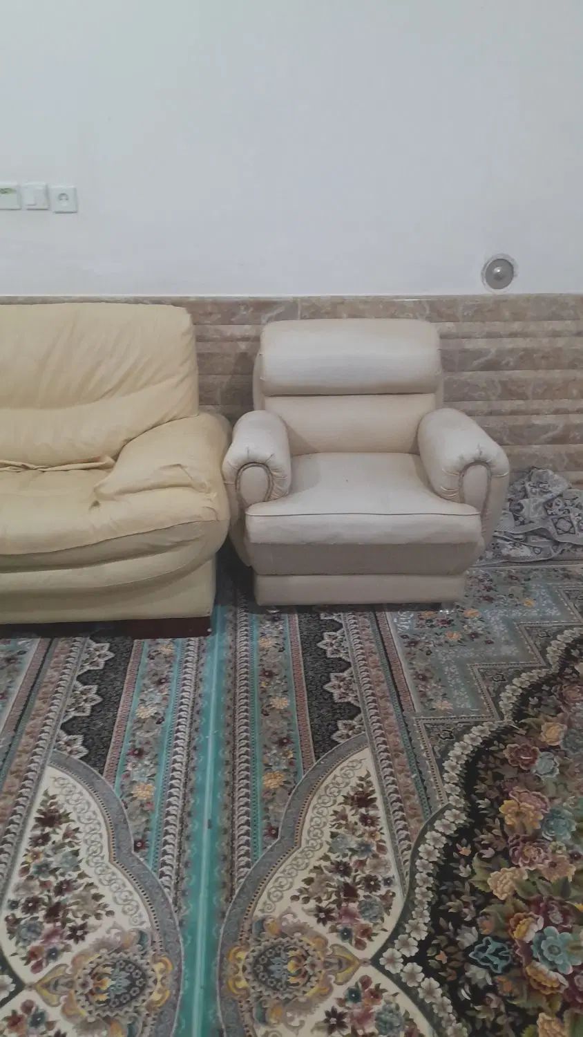 مبل پنج نفره جنس چرم|مبلمان خانگی و میز عسلی|اصفهان, باغ فدک|دیوار