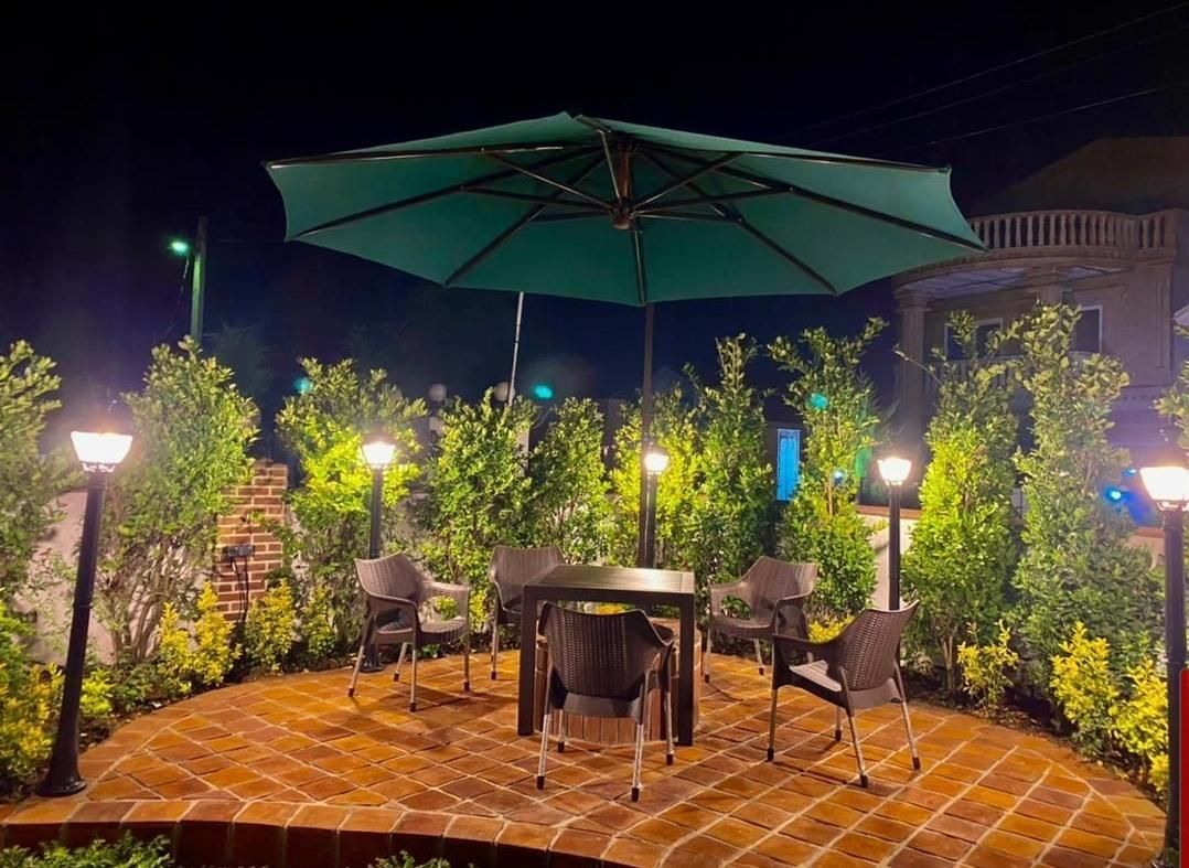 میز صندلی باغی کافه ویلایی روف گاردن استخری حیاطی|صندلی و نیمکت|ملایر, |دیوار