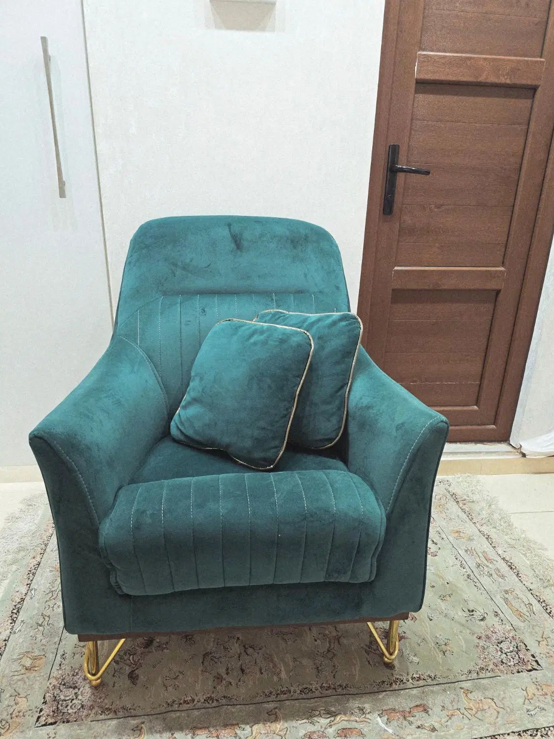 مبل تکنفره به همراه کوسن|مبلمان خانگی و میز عسلی|رشت, دیلمان|دیوار