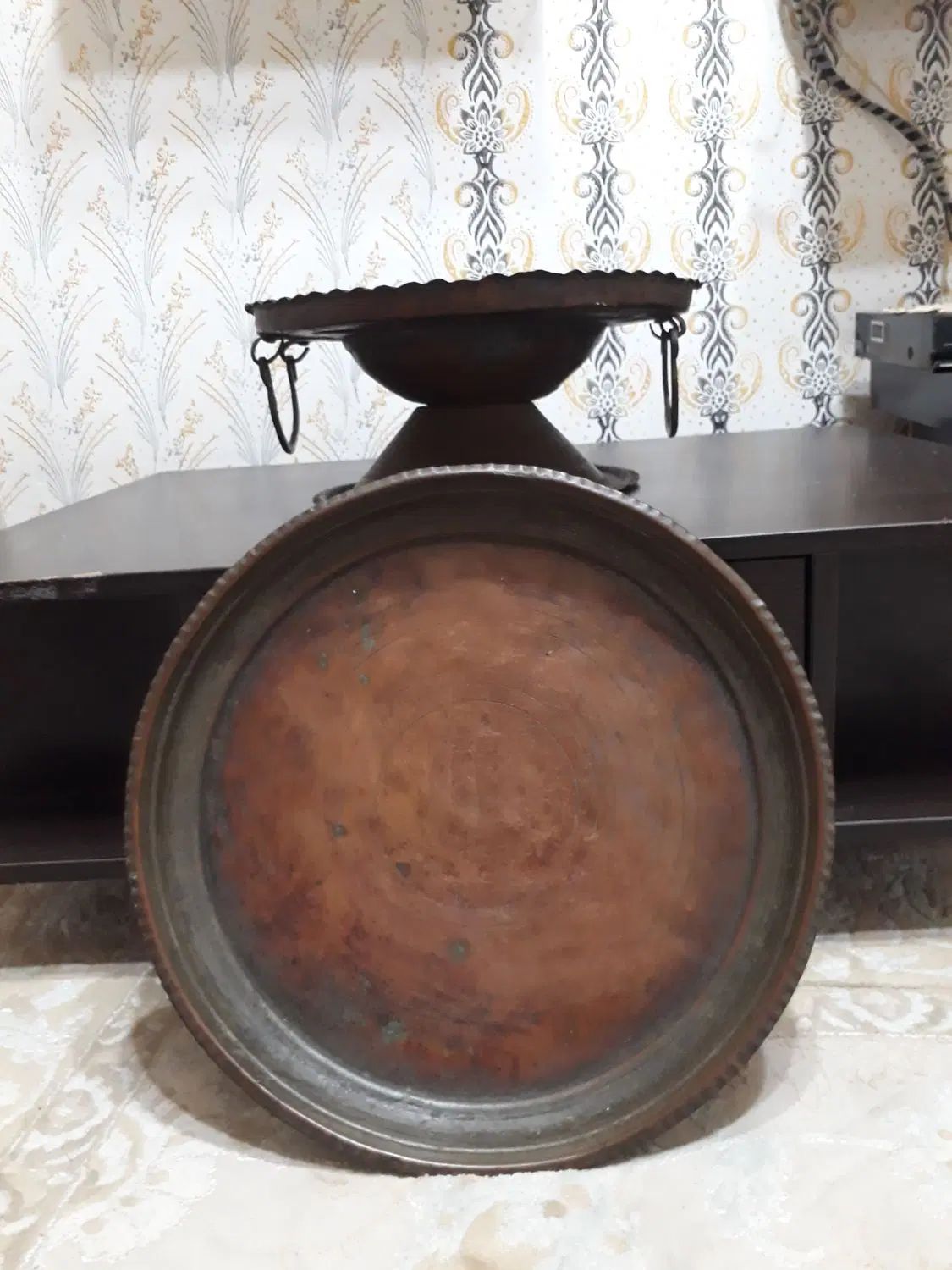 منقل ومجمع مسی باقدمت بالای ۵۰سال|کلکسیون اشیاء عتیقه|رشت, پیرکلاچای|دیوار