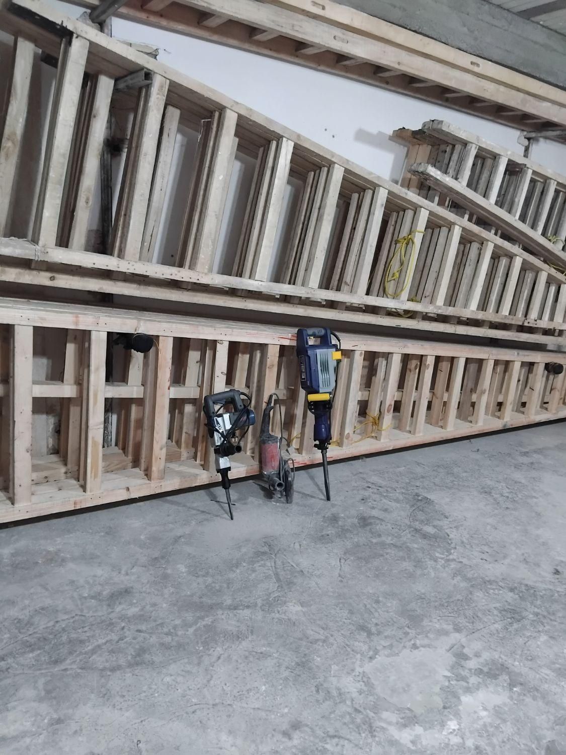 اجاره بالابر بتن کن نردبان تخته بشکه فرقون سنگ فرز|مصالح و تجهیزات ساختمان|تبریز, |دیوار