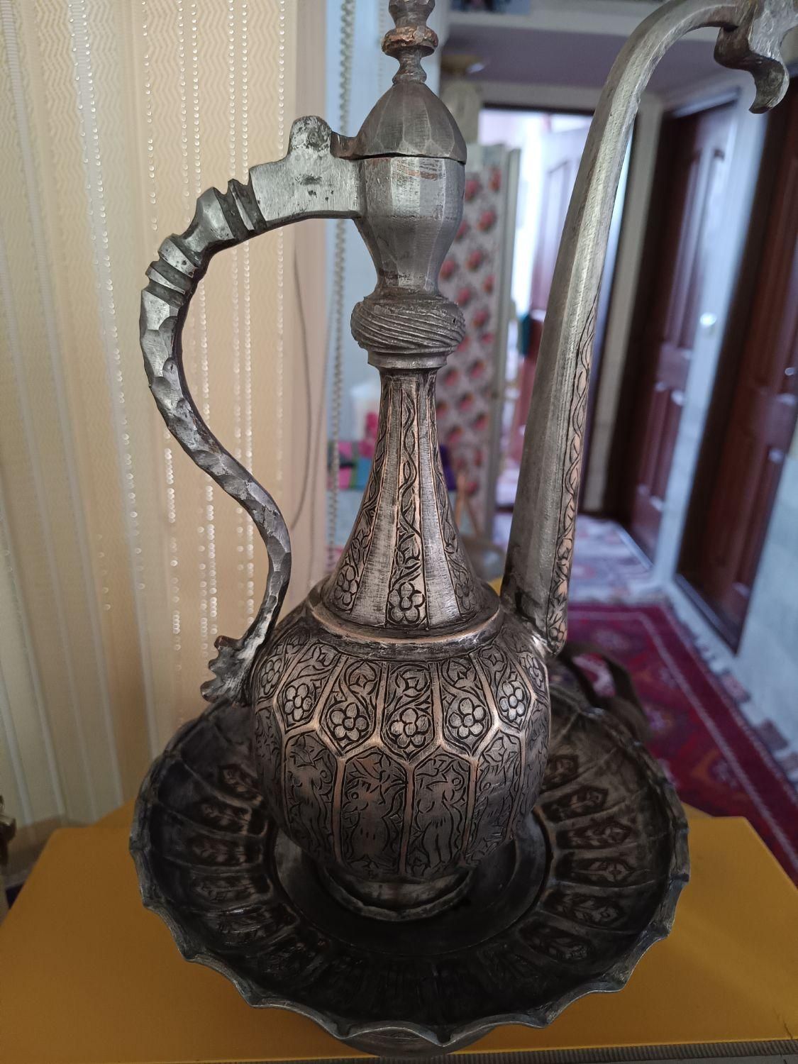 افتابه لگن نقش دار|کلکسیون اشیاء عتیقه|بیرجند, |دیوار