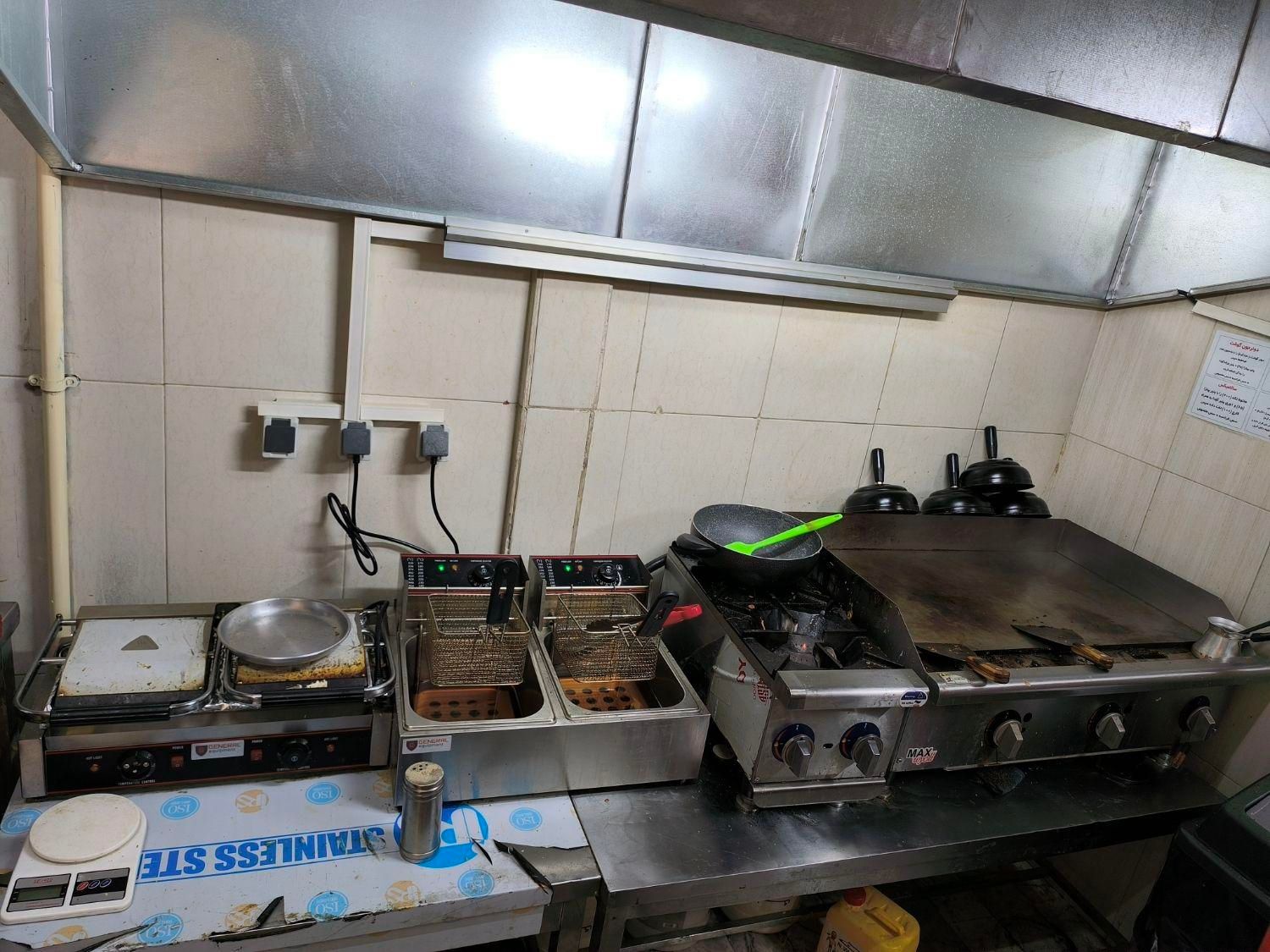 استخدام نیروی کارگر ساده / فست فود معتبر باامکانات|استخدام خدمات فروشگاه و رستوران|تهران, ده‌ونک|دیوار