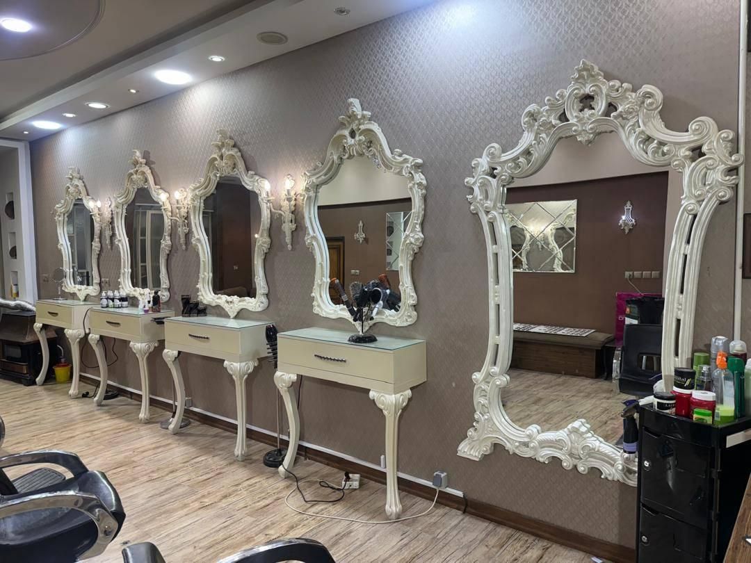 آینه و کنسول آرایشگاه بسیار تمیز|آرایشگاه و سالن‌های زیبایی|یزد, |دیوار