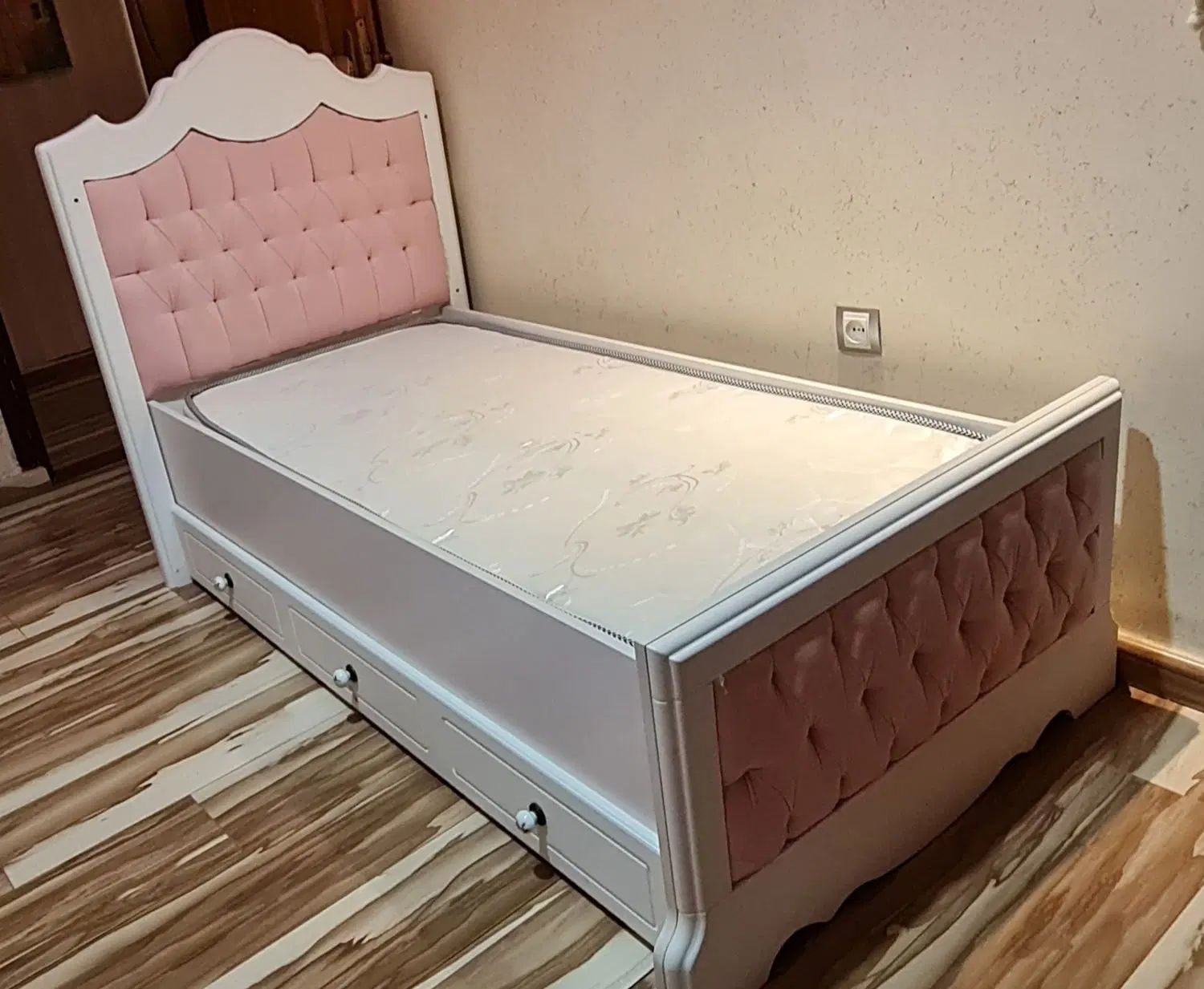 تخت کودک و نوجوان|تخت و صندلی بچه|رشت, خمیران زاهدان|دیوار