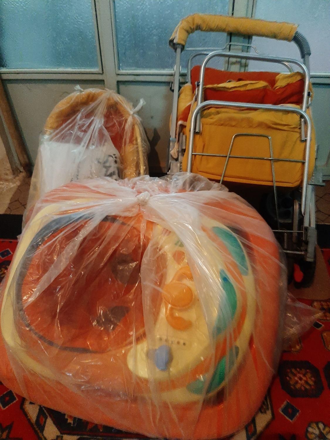 کالسکه و کریر و رورویک کرم‌ نارنجی در حد نو|کالسکه و لوازم جانبی|کاشان, باهنر|دیوار