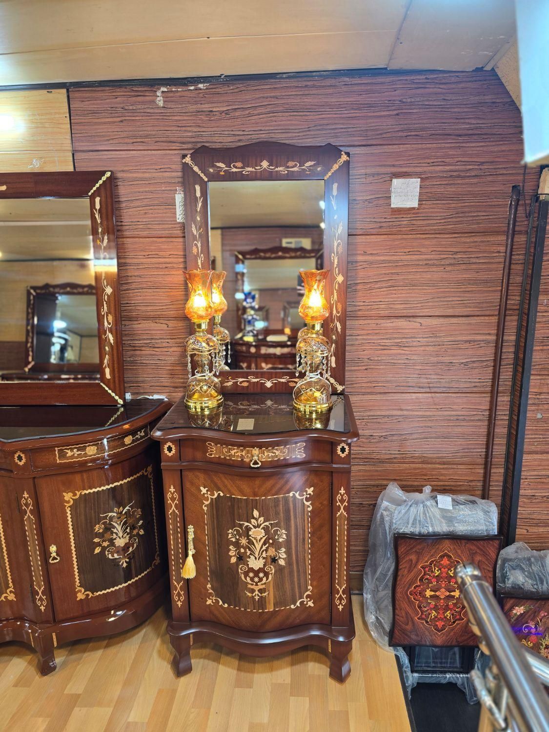 آینه و کنسول تک درب معرق مات براق چوبی|بوفه، ویترین، کنسول|تهران, افسریه شمالی|دیوار