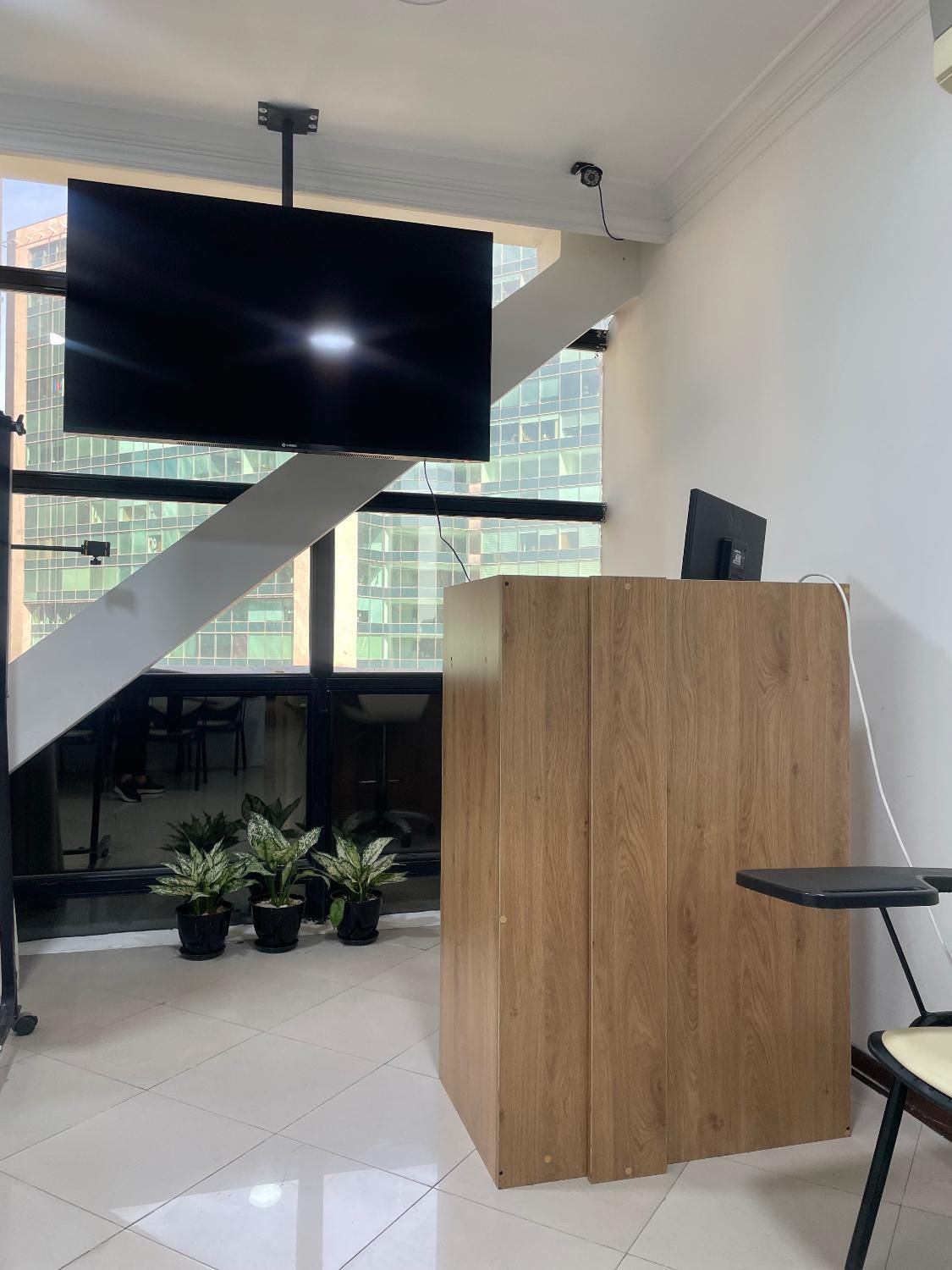 اجاره فضای کار اشتراکی به صورت ساعتی و روزانه|اجارهٔ کوتاه‌مدت دفتر کار و فضای آموزشی|مشهد, جانباز|دیوار