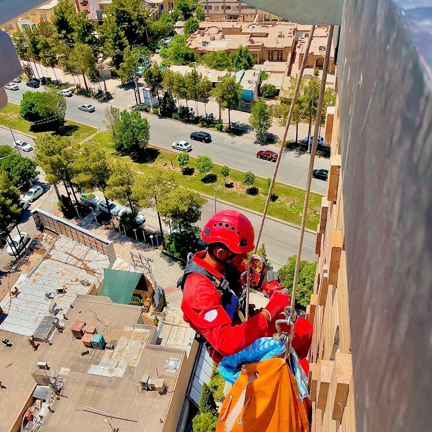 شرکت کار در ارتفاع با طناب شستشو نما پیچ رولپلاک|خدمات پیشه و مهارت|کرمان, |دیوار