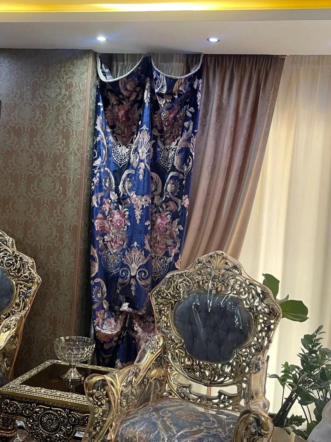 کتیبه های مخمل سورمه ای با گلدوزی|پرده، رانر، رومیزی|اصفهان, خواجو|دیوار