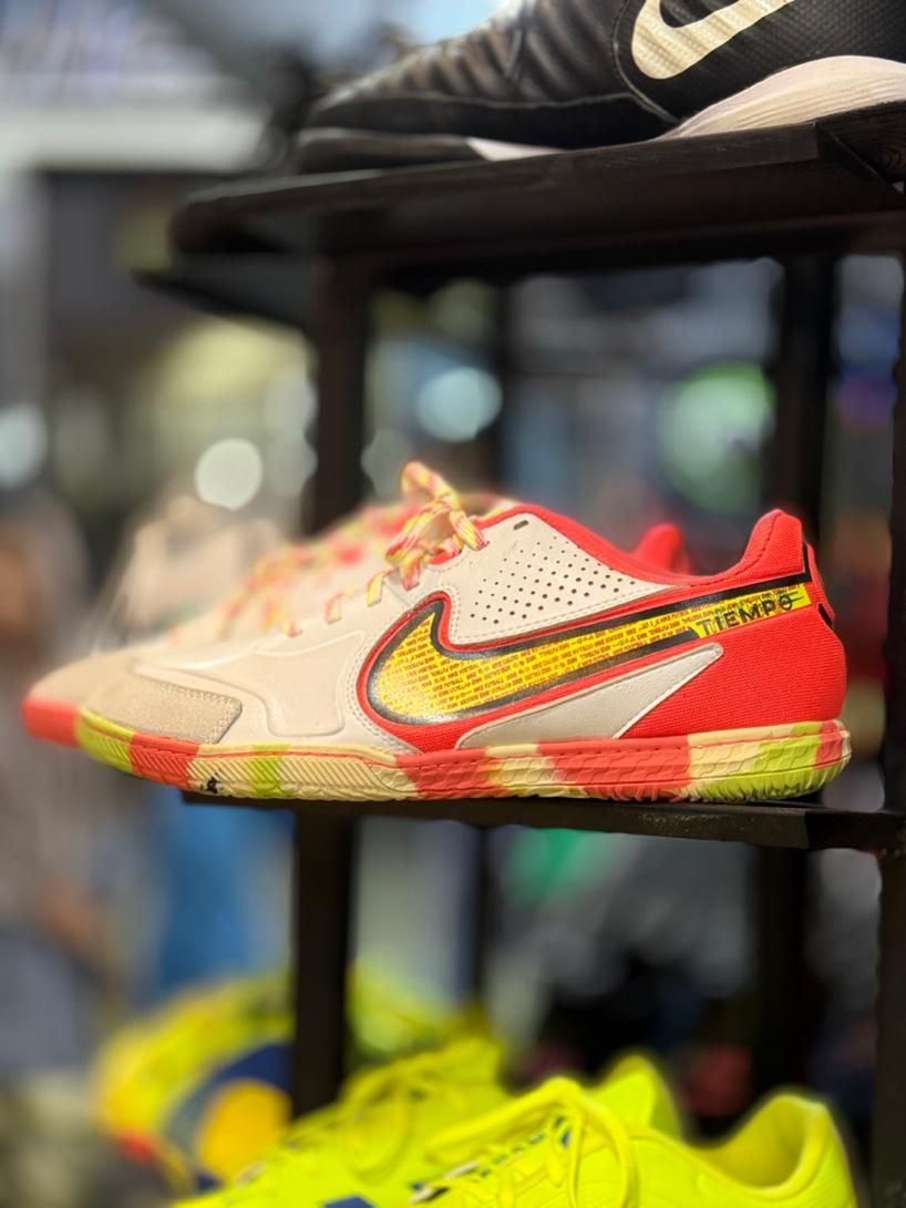 کفش فوتسال حرفه‌ای برندهای اورجینال|کیف، کفش، کمربند|زابل, |دیوار