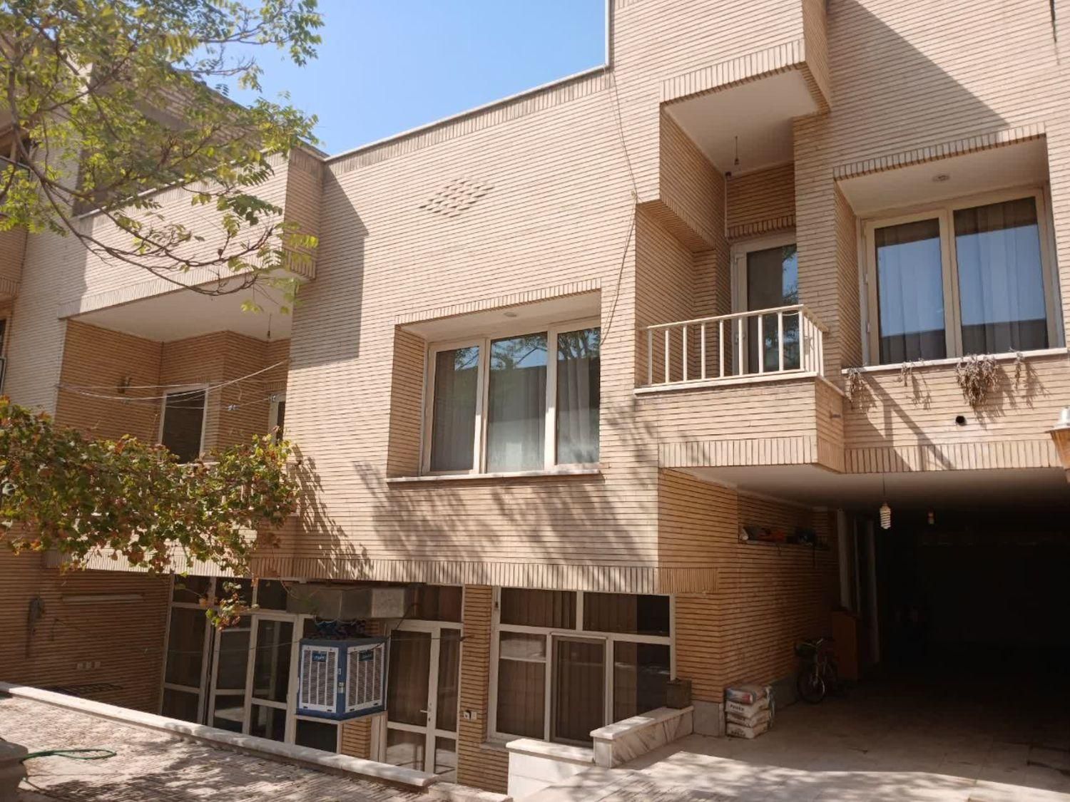 ویلایی ۲ طبقه مجزا گذر ۱۰ متر  معاوضه با  اپارتمان|فروش خانه و ویلا|اصفهان, سرچشمه|دیوار