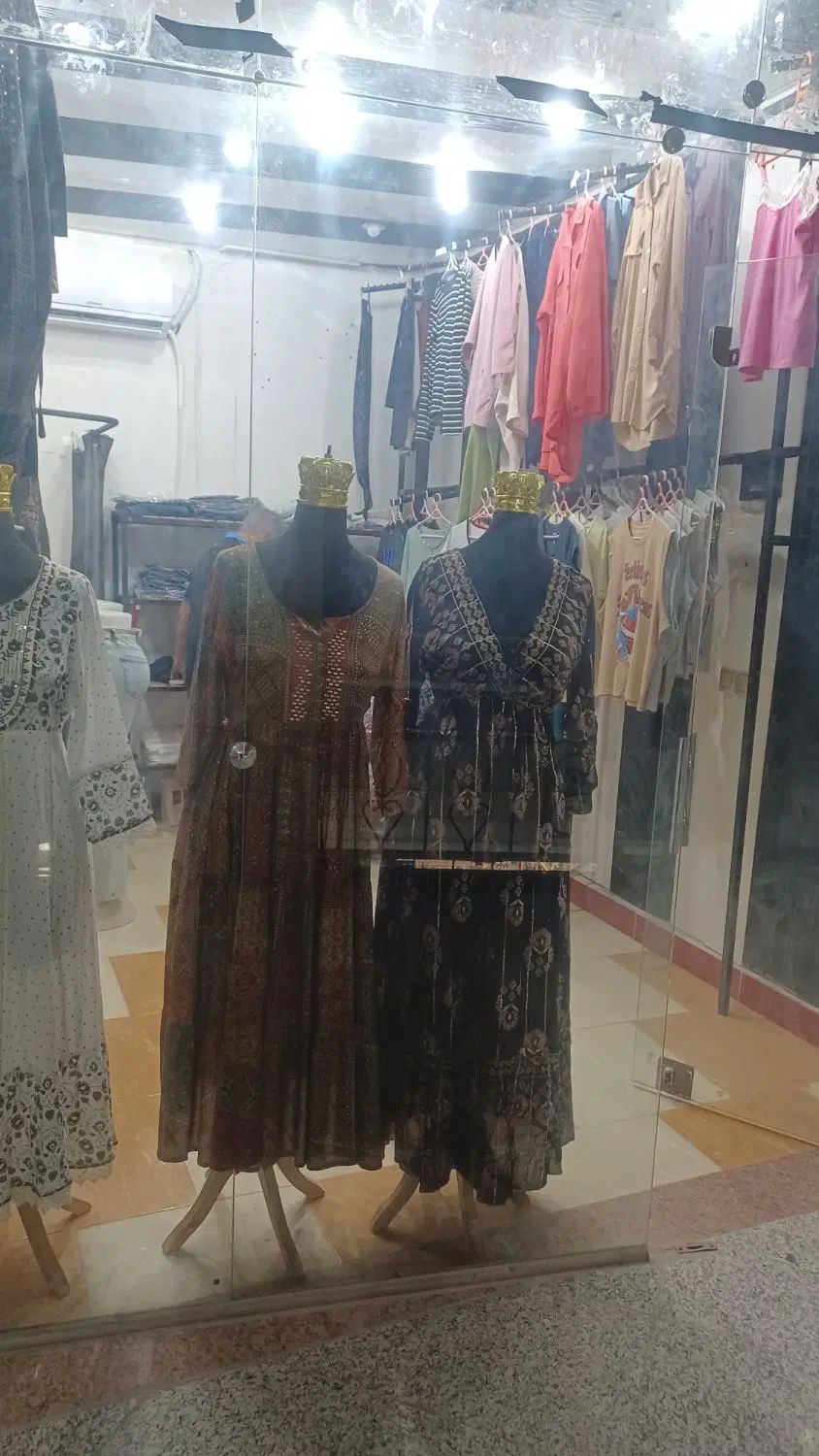واگذاری مغازه لباس زنانه باهمه اجناس دکور و اسپیلت|لباس|کهنوج, |دیوار