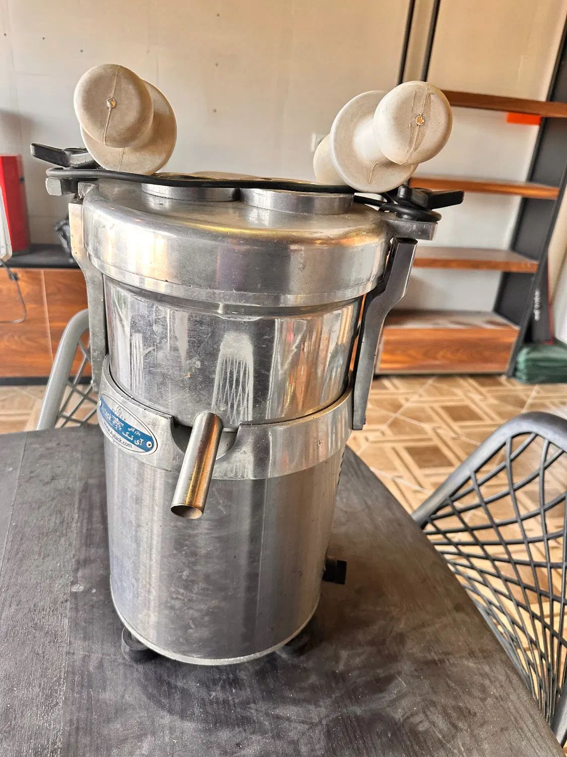 یک دستگاه ابمیوه گیری صنعتی قوی ای تک یک ماه کار|آبمیوه‌گیر و آب‌مرکبات‌گیر|تهران, حر|دیوار