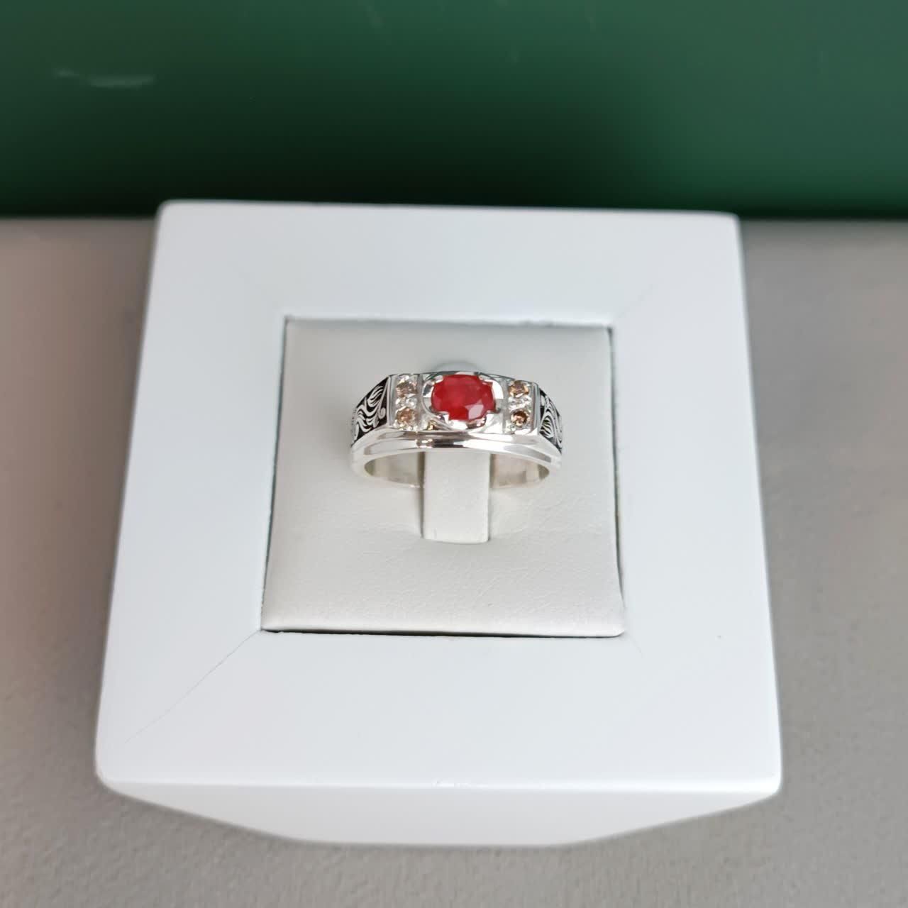 یاقوت سونچیا همراه ۴عدد الماس طبیعی کد۱۹۴۳|جواهرات|اصفهان, نقش جهان|دیوار