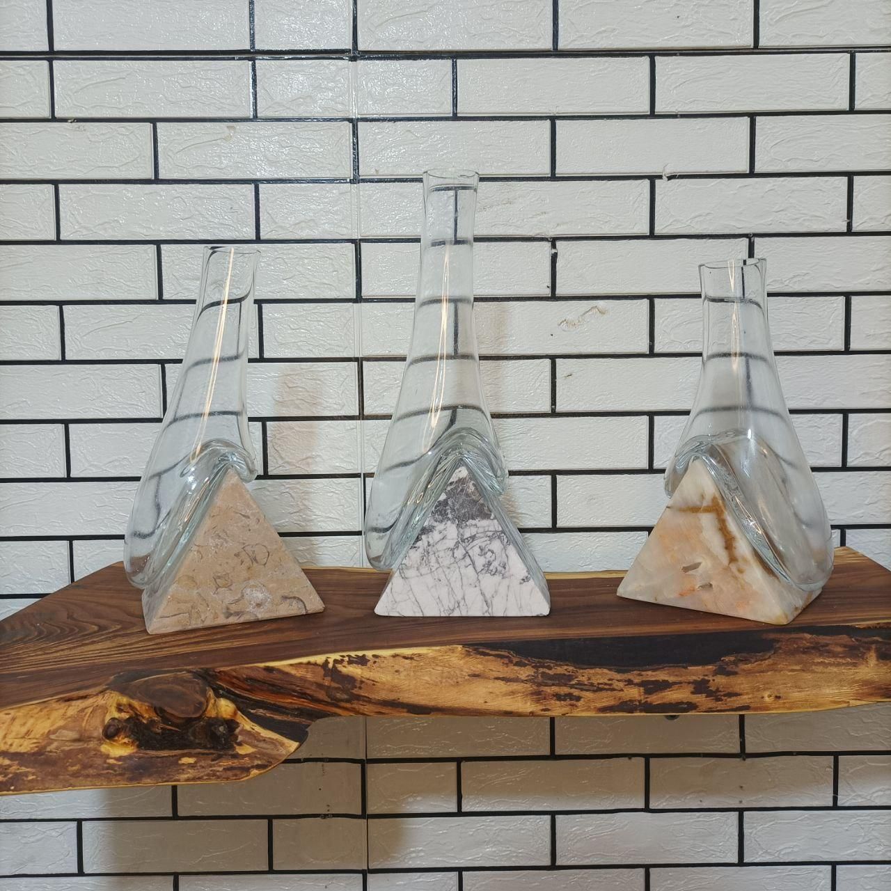 گلدان هرمی شیشه ای|گل مصنوعی|آفتاب, |دیوار