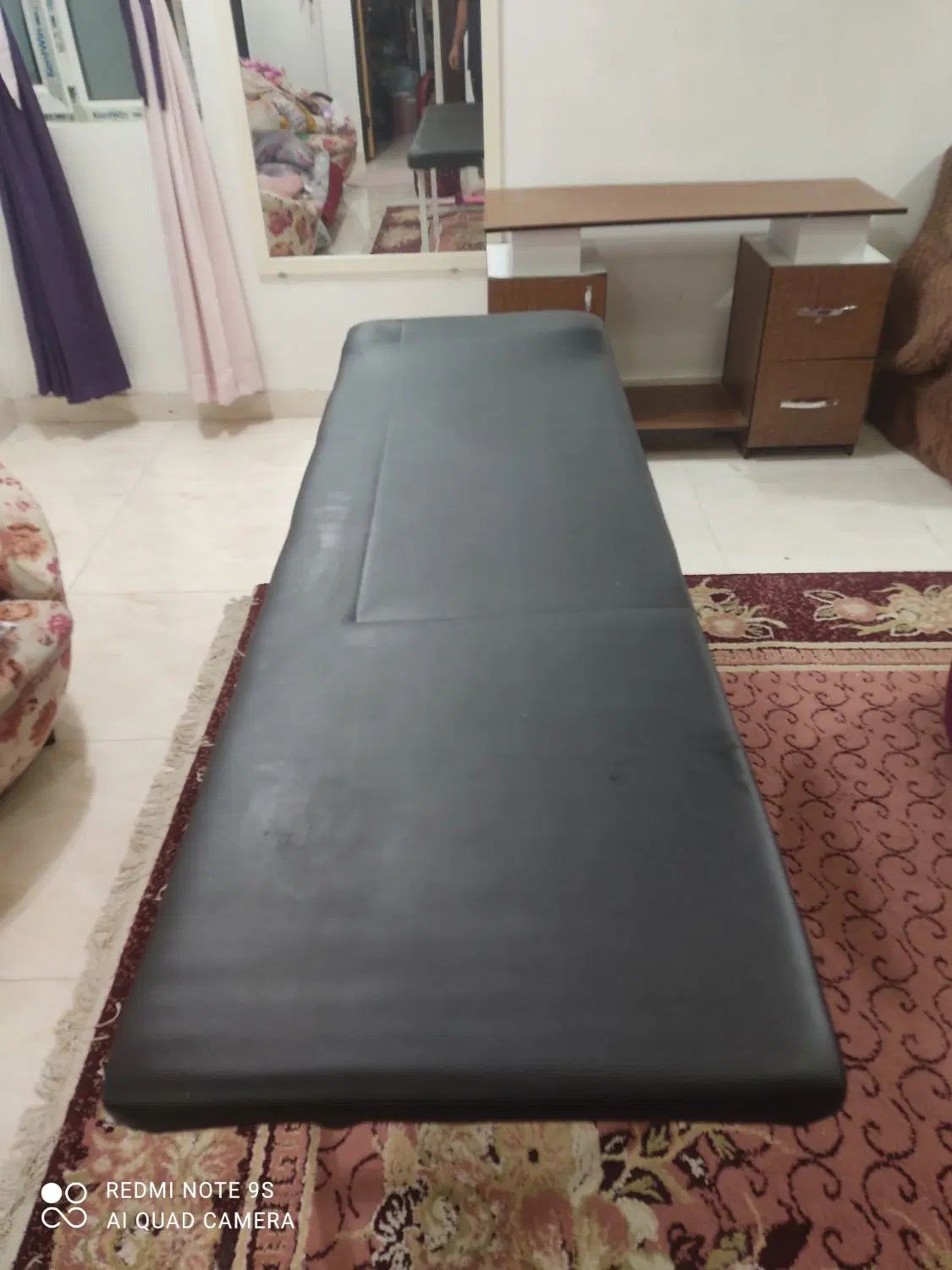 تخت اپلاسیون وماساژ به همراه میز منشی و ناخون|آرایشگاه و سالن‌های زیبایی|رشت, شهرک صبا|دیوار