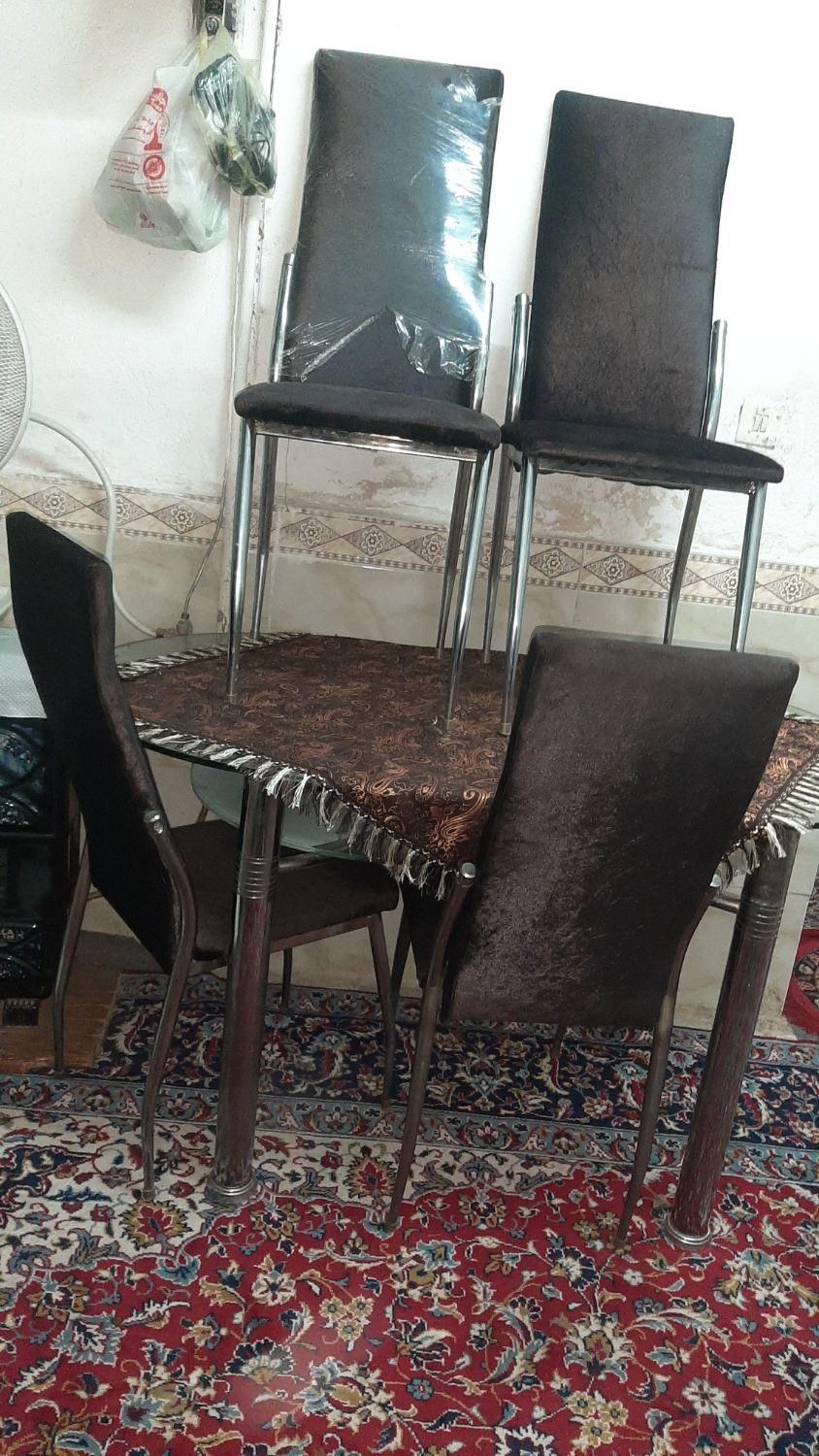 یک عددمیزناهارخوری  میزشیشه ای ۴نفره|میز و صندلی غذاخوری|شیراز, گود عربان|دیوار
